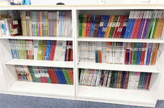 様々な学校の生徒さんに対応できるよう、テキスト、副教材等も豊富に揃っています。