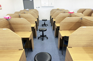 空いている時や、授業が無い時は、自習席としてご利用いただけます。