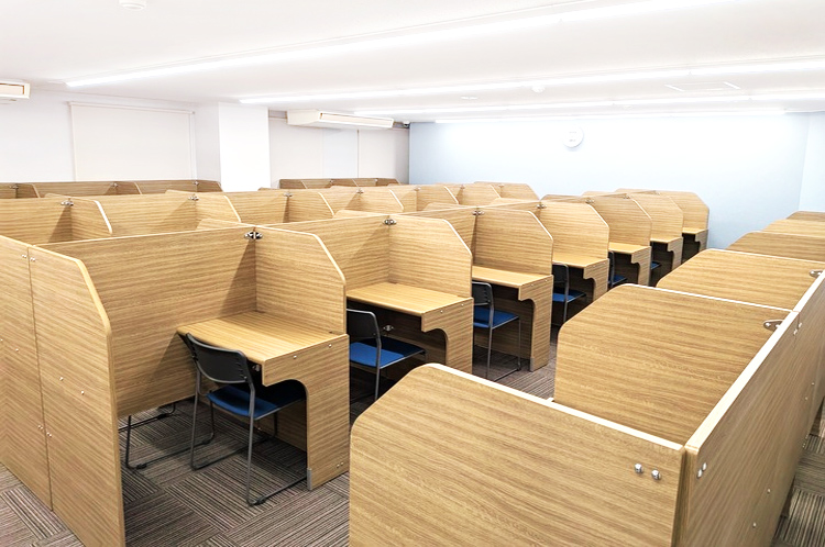 空いている時や、授業が無い時は、自習席としてご利用いただけます。