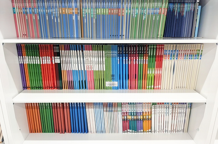 様々な学校の生徒さんに対応できるよう、テキスト・副教材等も豊富に揃っています。