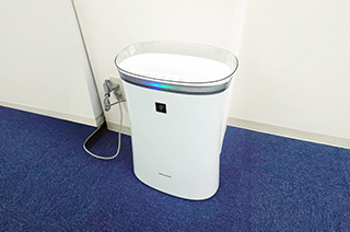 全教室にウイルス除去機能付き空気清浄機を設置し、定期的な換気と、手が触れる箇所の消毒を徹底。安全で清潔な学習環境を保ちます。