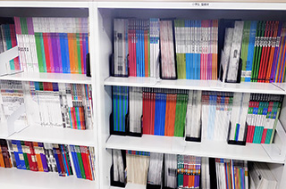 様々な学校の生徒さんに対応できるよう、テキスト・副教材等も豊富に揃っています。