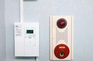 不審者の侵入を防ぐため、セコムによるセキュリティシステムを各教室に配備しています。